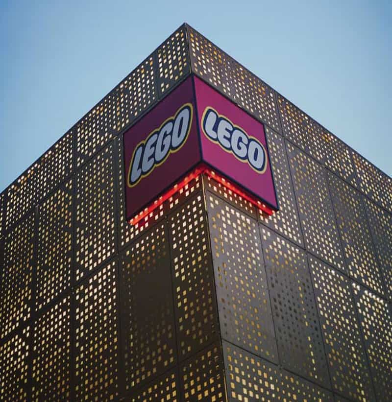 The Superhero Projekt_Lego image_Lindsey Hughson_Executive Mentor_Building with Lego logo