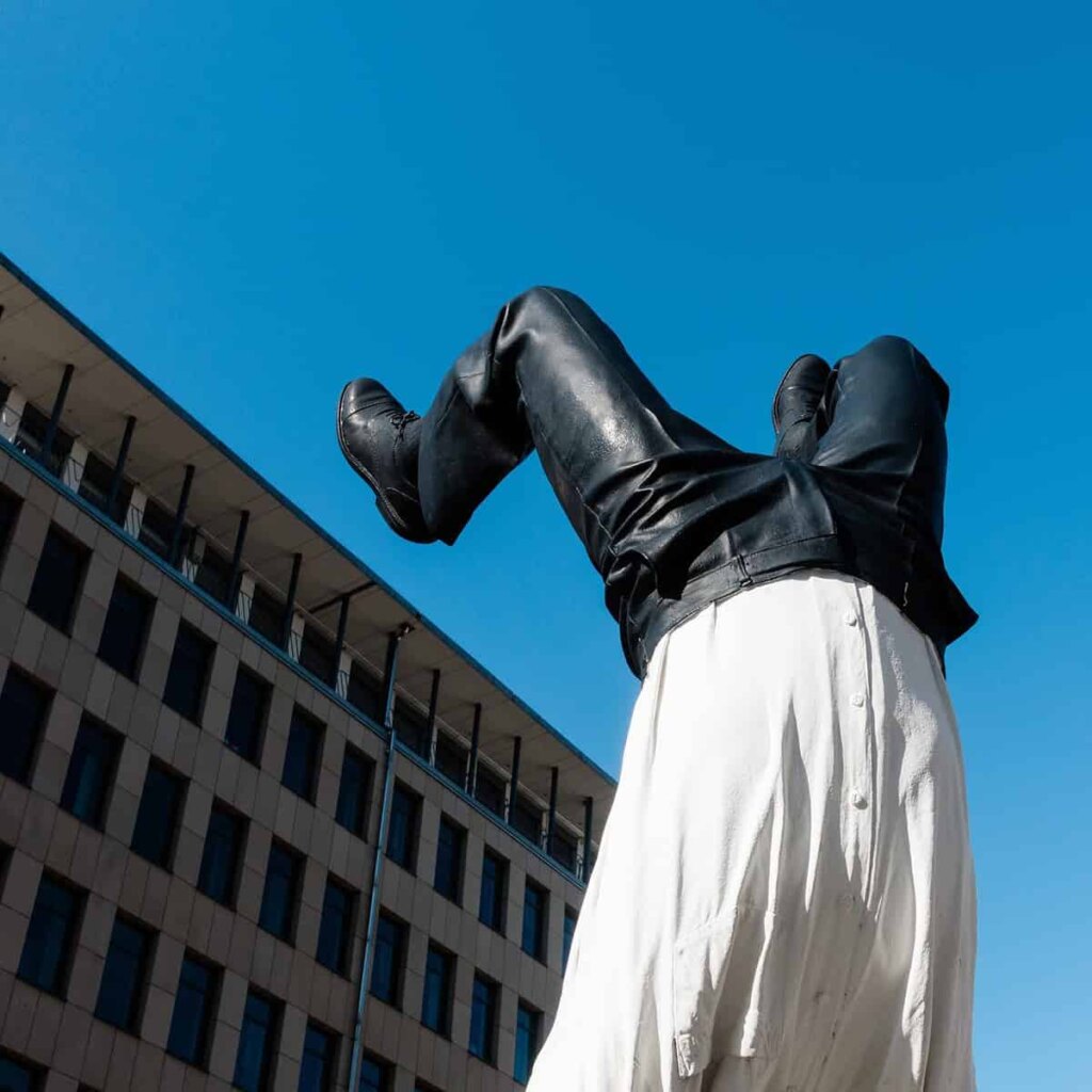 The-Superhero-Projekt_Superhero-image_Lindsey-Hughson_Executive-Mentor_Strategies-for-Building-a-High-Performing-Team